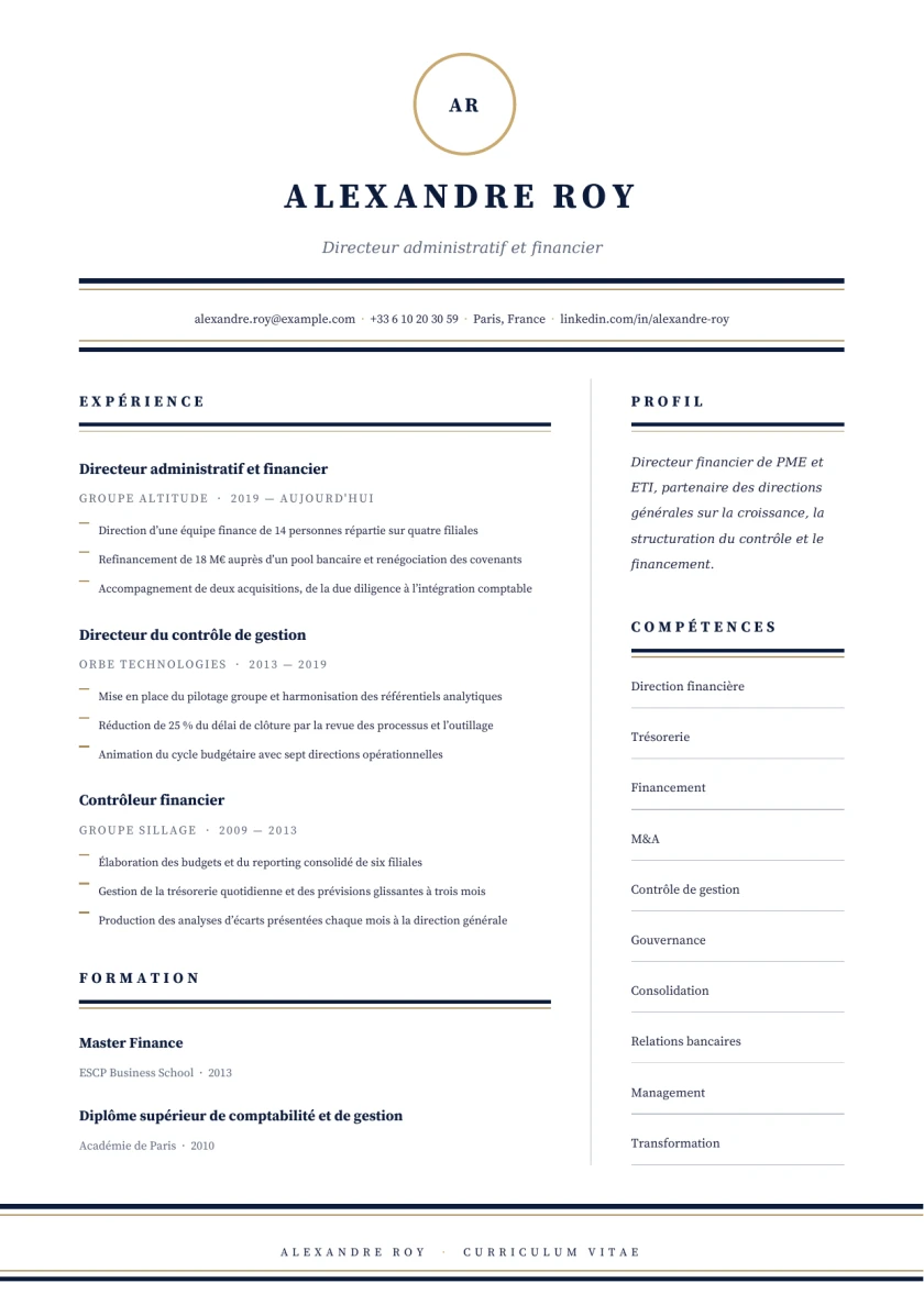 CV A4 de la famille En-tête Direction : monogramme centré, typographie à empattements, deux colonnes sobres.