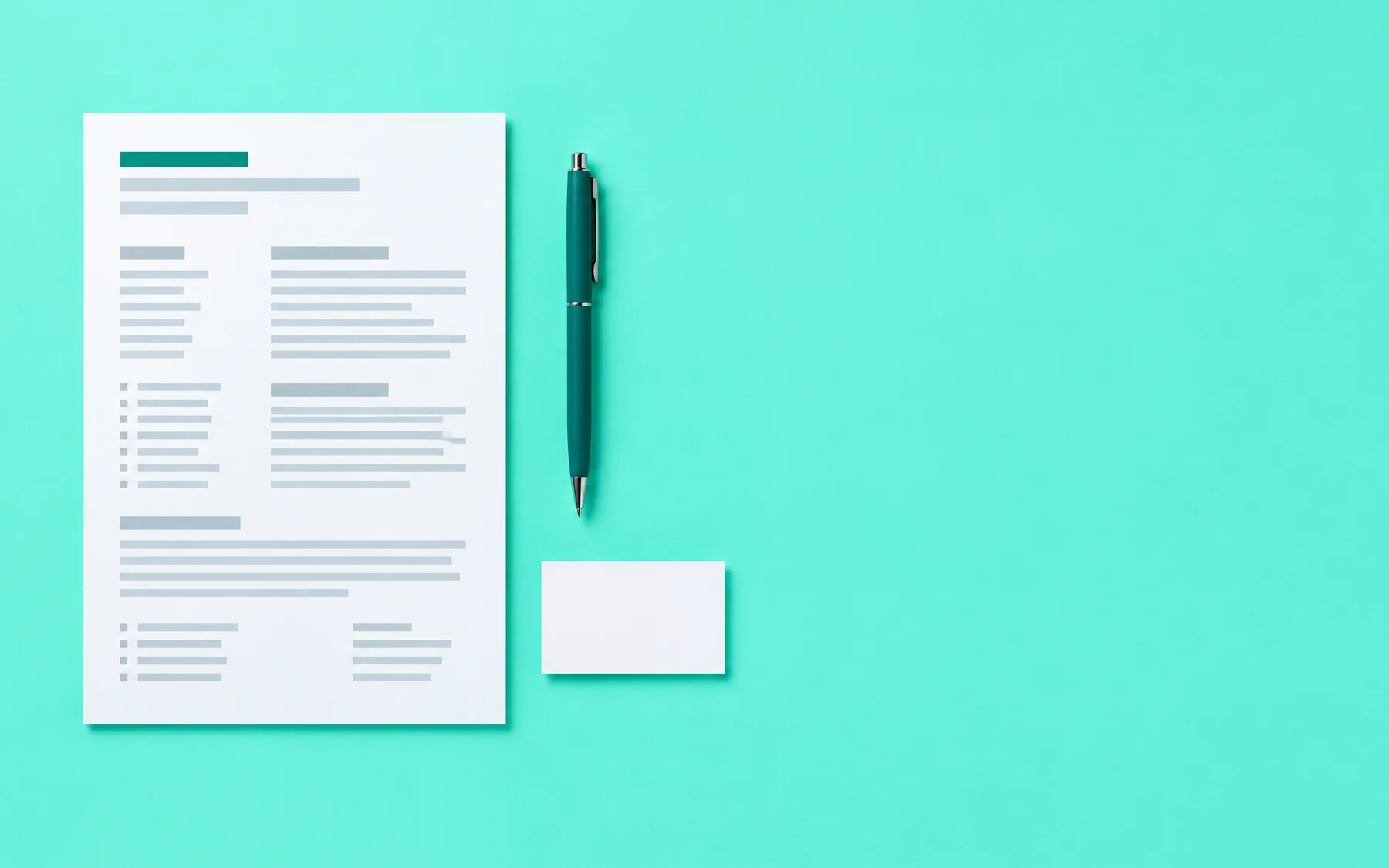 Rédiger un CV clair et ciblé — un CV et un carnet sur un bureau lumineux.
